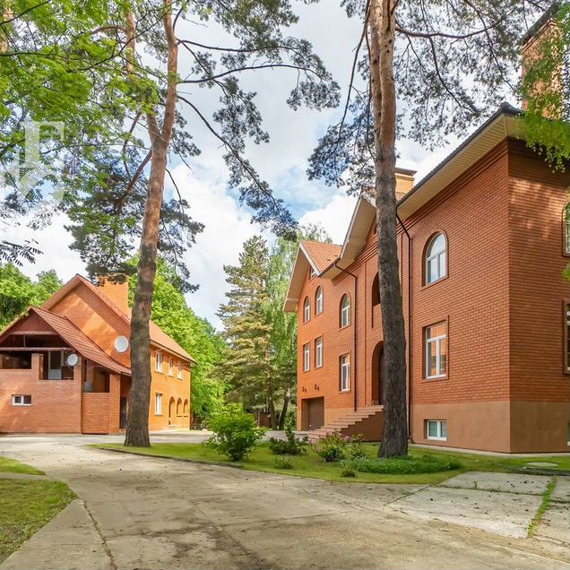 Дом 950 м² на участке 38 сот.