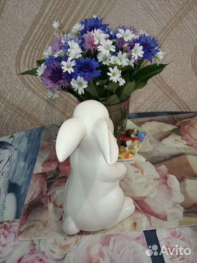Фарфоровая статуэтка пасхальный кролик