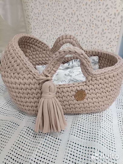 Кукольная люлька-кроватка вязаная