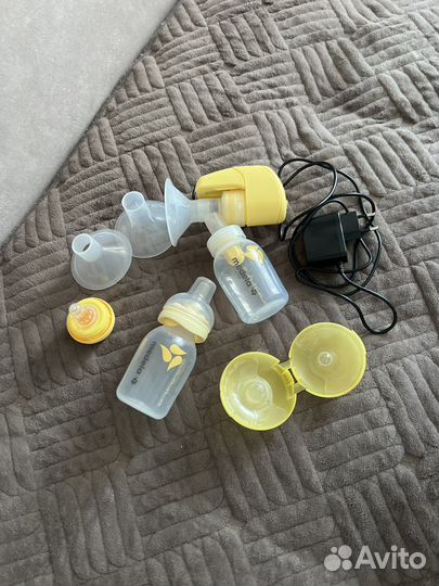 Молокоотсос, бутылочка и накладки на грудь Medela