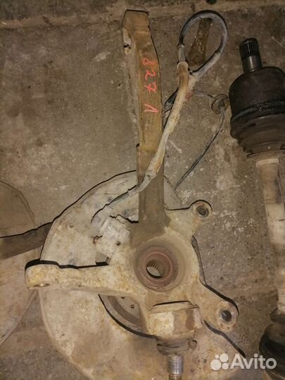 Передний поворотный кулак Rover 800