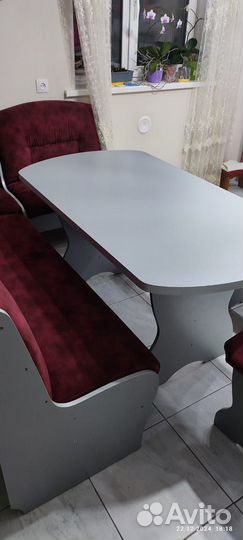 Диван, стол, банкетные табуретки