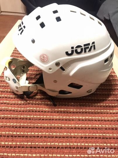 Хоккейный шлем