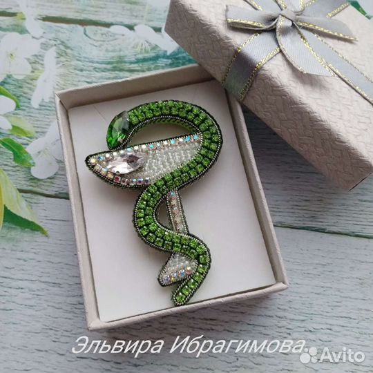 Брошь для мед. работника