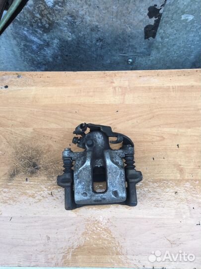 Суппорт тормозной левый Тойота Аурис Toyota Auris