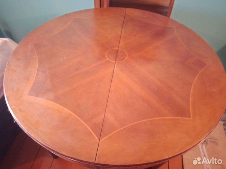 Сервант и обеденный стол