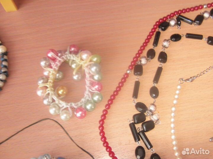 Колье,броши,браслеты, бусы