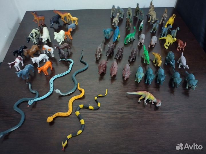 Прорезиненные динозавры, домашние и дикие животные