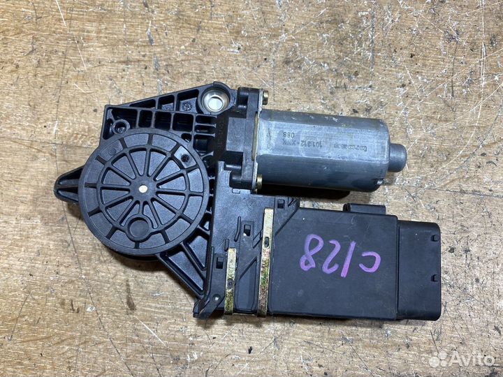 Моторчик передний правый Skoda Octavia Tour C128