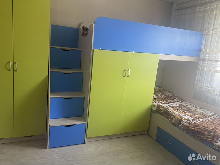 Детская двухярусная кровать со столом и шкафом