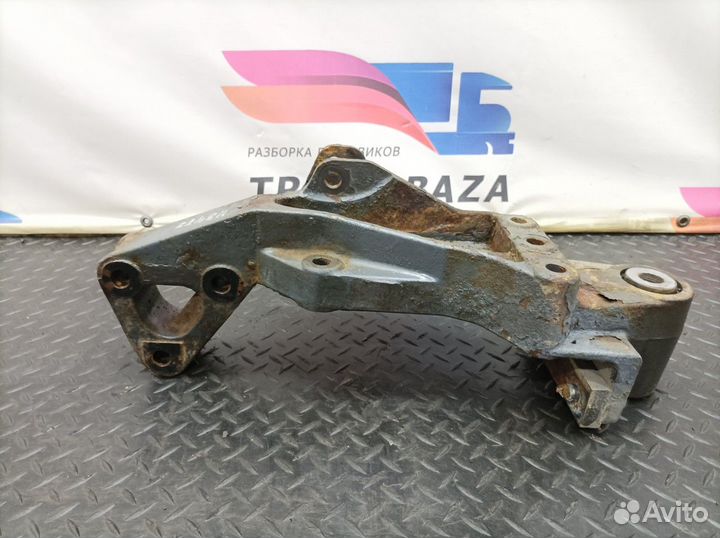 21046164 Кронштейн передней рессоры правый
