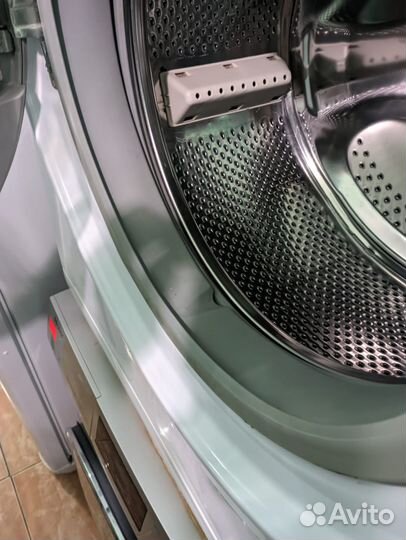 Стиральная машина Ariston 6кг узкая