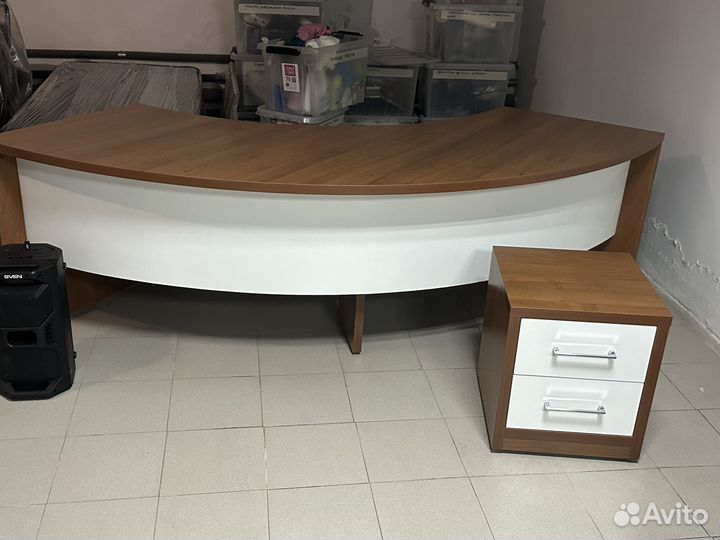 Шикарный офисный стол + тумба с доводчиками