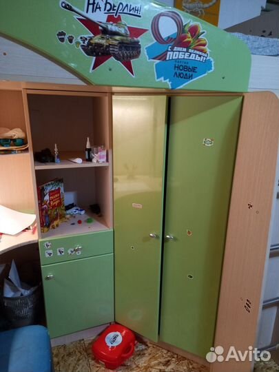 Детская кровать чердак со столом и шкафом