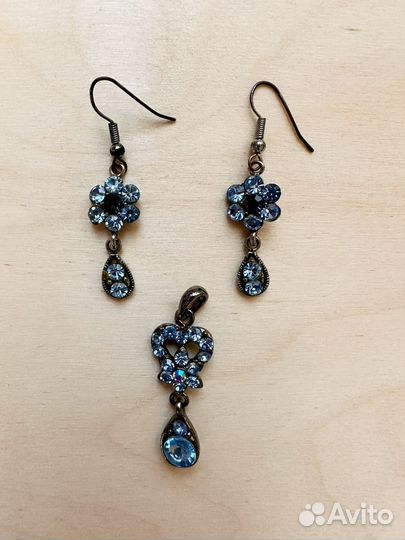 Комплект украшений - серьги и подвеска