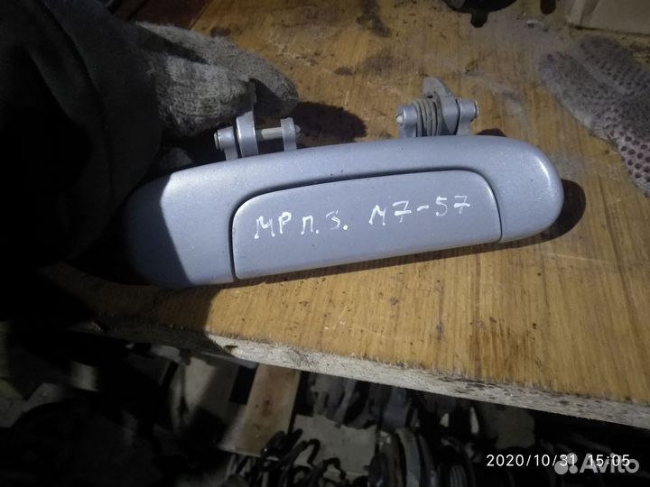 Правая задняя ручка двери Мазда Протеже /323