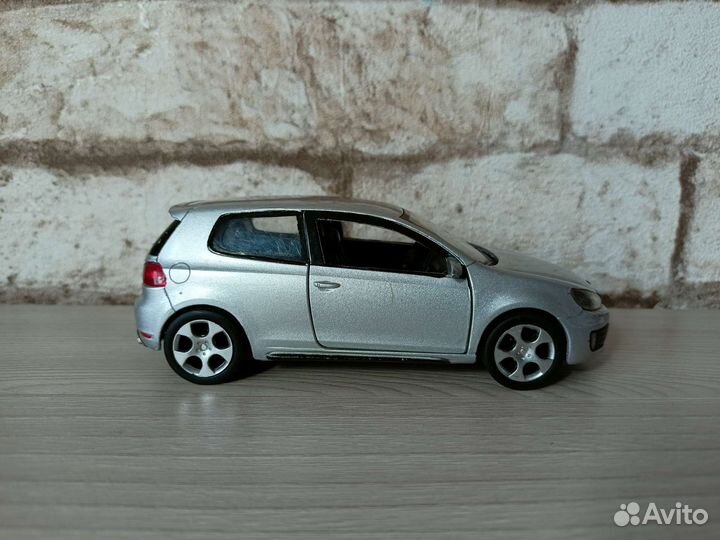 Модель Volkswagen Golf GTI машинка