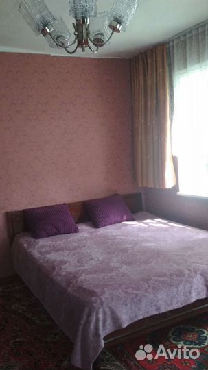 Двухспальная кровать и шкаф