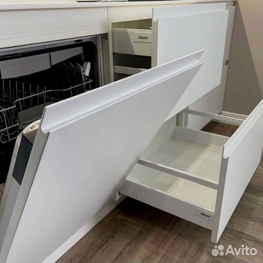 Угловой кухонный гарнитур современный