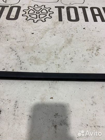 Молдинг лобового стекла передний правый Toyota