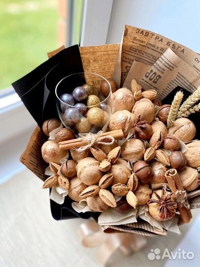 Ореховый букет с бокалом и орехами в шоколаде