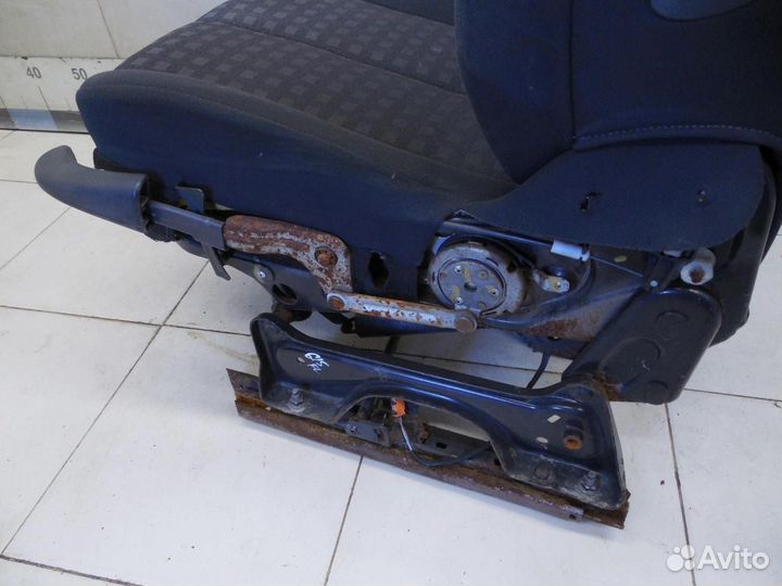 Сиденье переднее левое Megane II 2002-2009