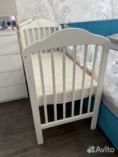 Детская кроватка с маятником
