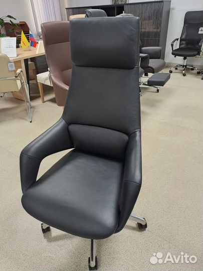 Эксклюзивное кожаное кресло с отделкой деревом