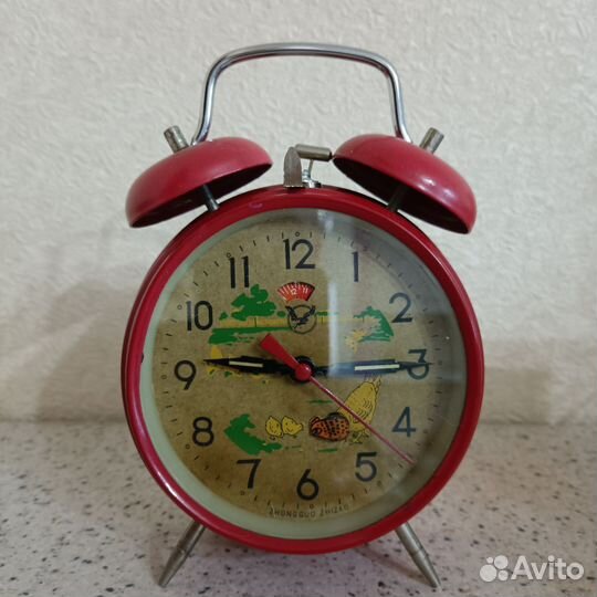 Винтажные часы-будильник времён СССР