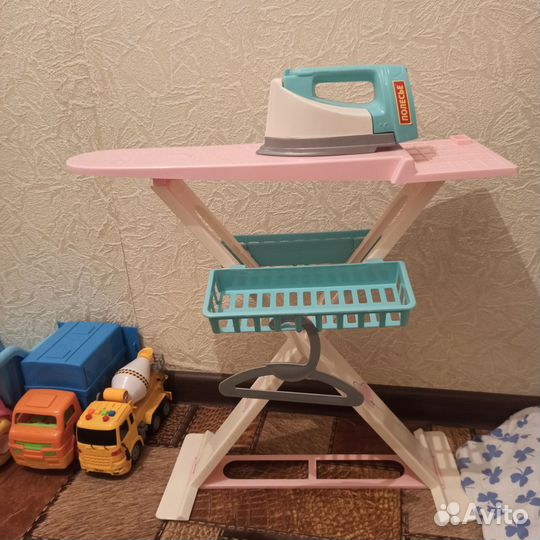 Детская гладильная доска и утюг