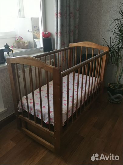 Детская кроватка с маятником
