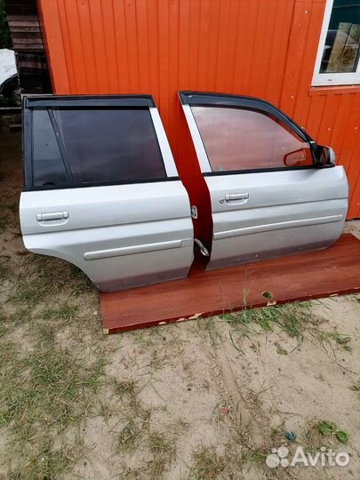 Двери на Мазда demio