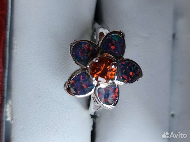 Серебряное кольцо с мерцающим опалом и гранатом
