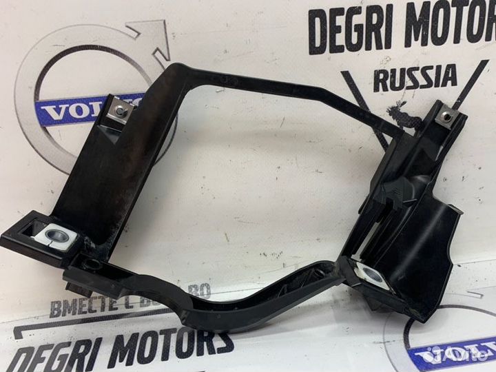 Кронштейн правой фары BMW 5 E60 E61 63126936090