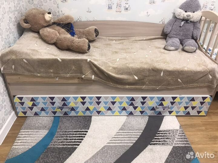 Детская кровать с матрасом и шкаф