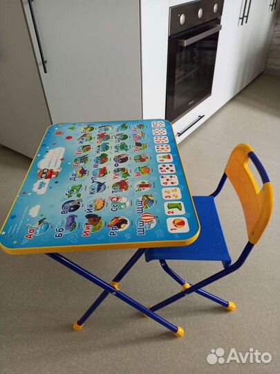 Детский письменный стол и стул