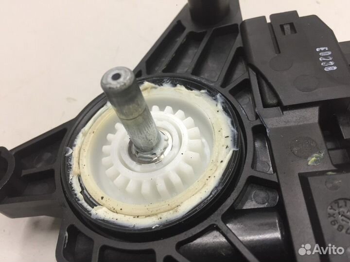 Моторчик стеклоподъемника задний левый