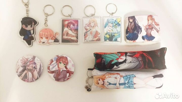 Брелки, значки, мини дакимакуры, напульсник
