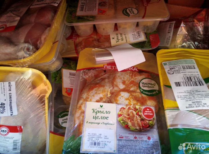 Продукты на корм для животных и хлеб