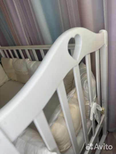 Детская кроватка с маятником белая