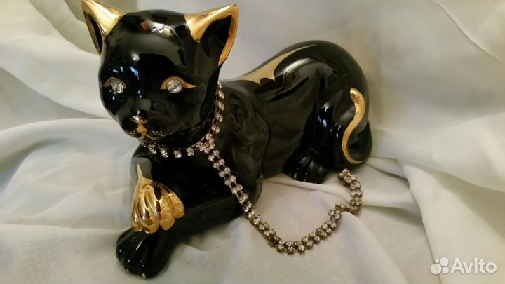Статуэтка черная кошк девочка с цветком Тюрингия