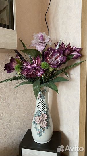 Ваза с искусственными цветами