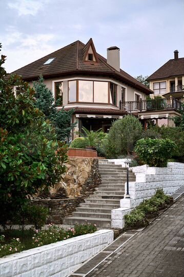 Дом 300 м² на участке 17 сот.