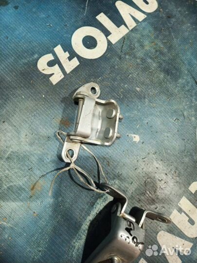 Шарнир двери задний правый Toyota Platz NCP12