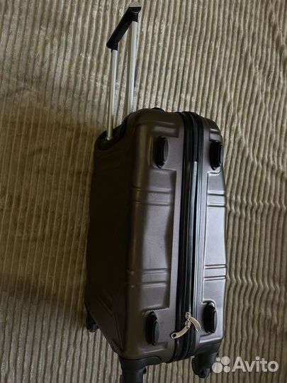 Чемодан на колесах размер s
