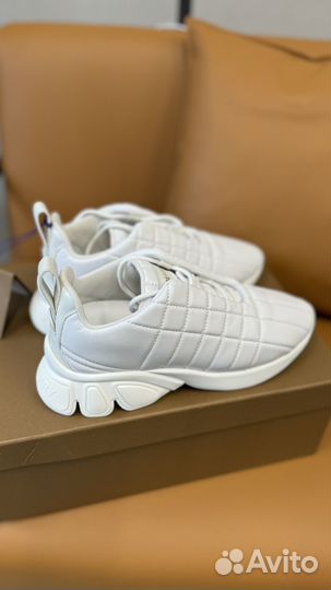 Новые кроссовки Burberry