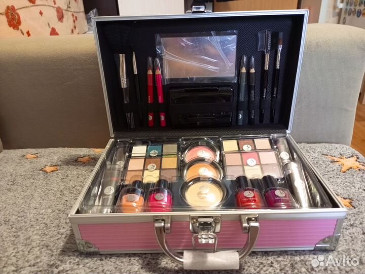 Набор женской косметики (в чемоданчике)