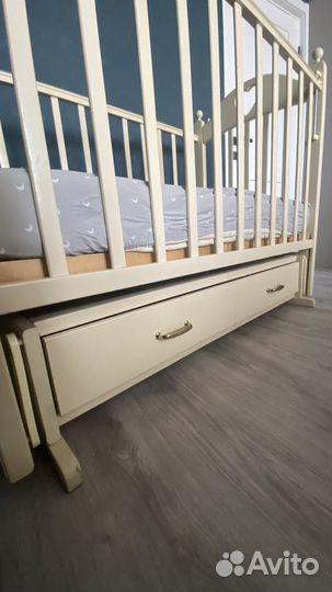 Детская кроватка с маятником и ящиком