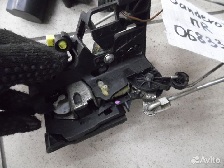 Замок двери передней правой Renault Sandero 2014