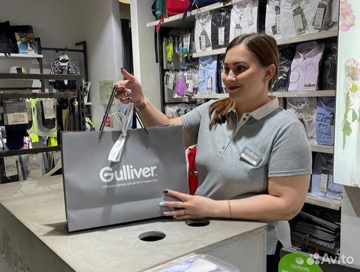 Продавец детских костюмов и нарядов